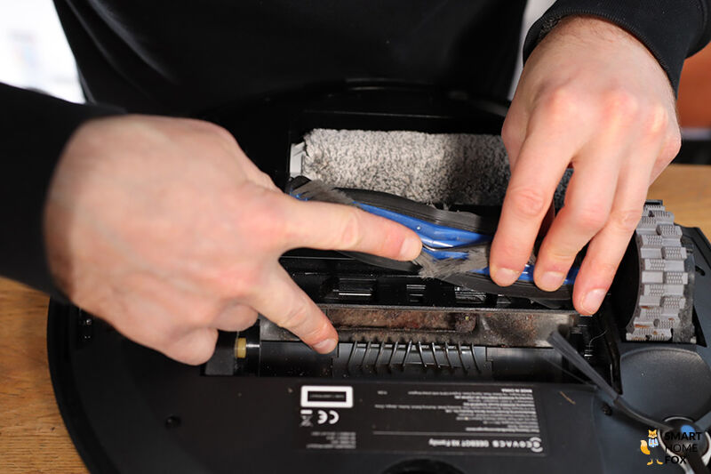 ECOVACS DEEBOT X8 PRO OMNI V Kamm in der Nahaufnahme